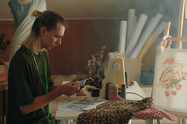 osoba haftująca wzór